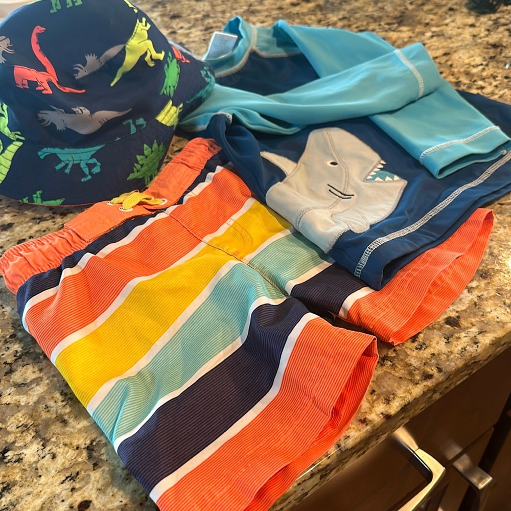 Boys 2t swim bundle. Swim shorts, shirt, and hat. Used condition.